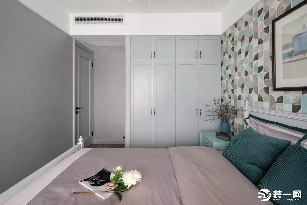 卧室入墙式衣柜如何设计——衣柜设计在床的一侧