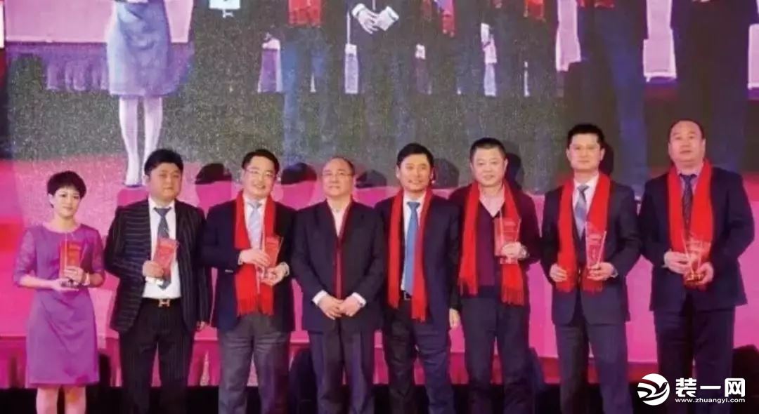 2015年，杨渊在人民大会堂荣获中国家装行业20年突出贡献精英领袖人物大奖