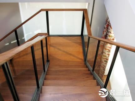 钢木楼梯图片