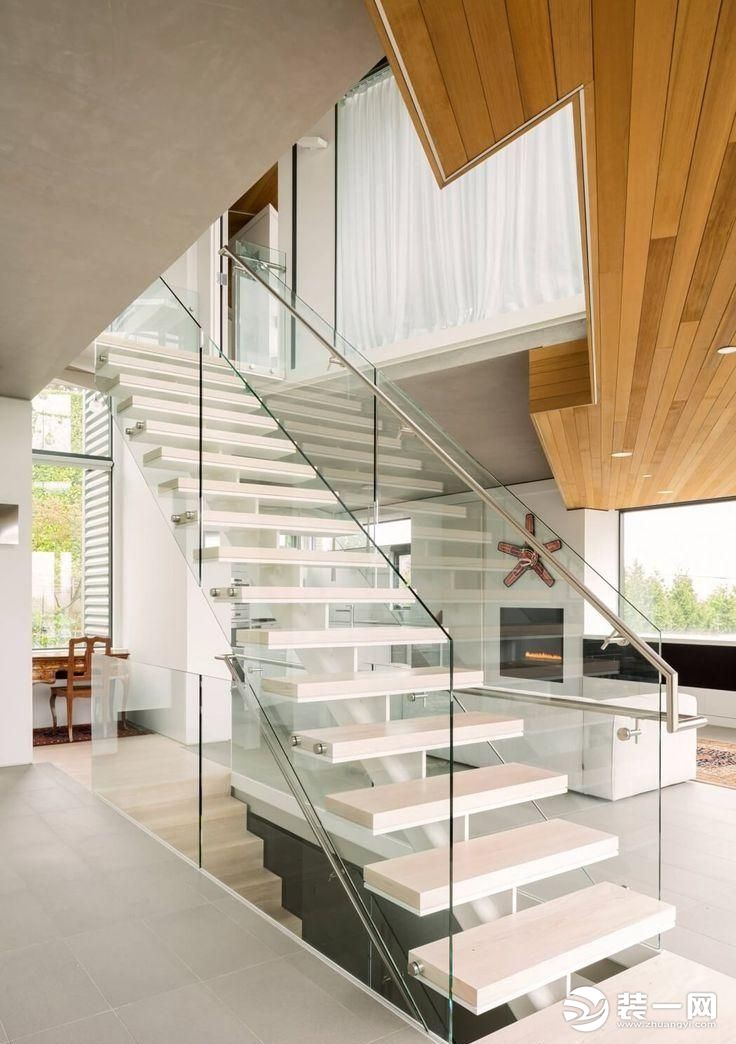 小户型跃层玻璃质感楼梯装修效果图
