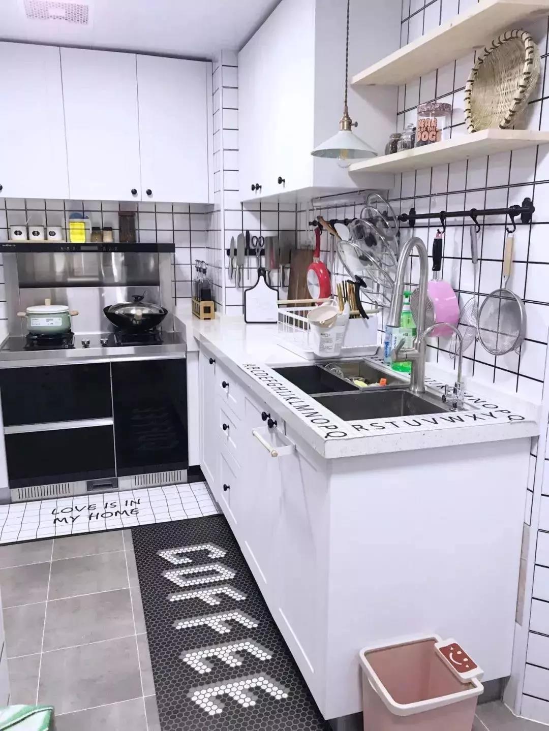 黑白搭厨房高低台橱柜设计效果图