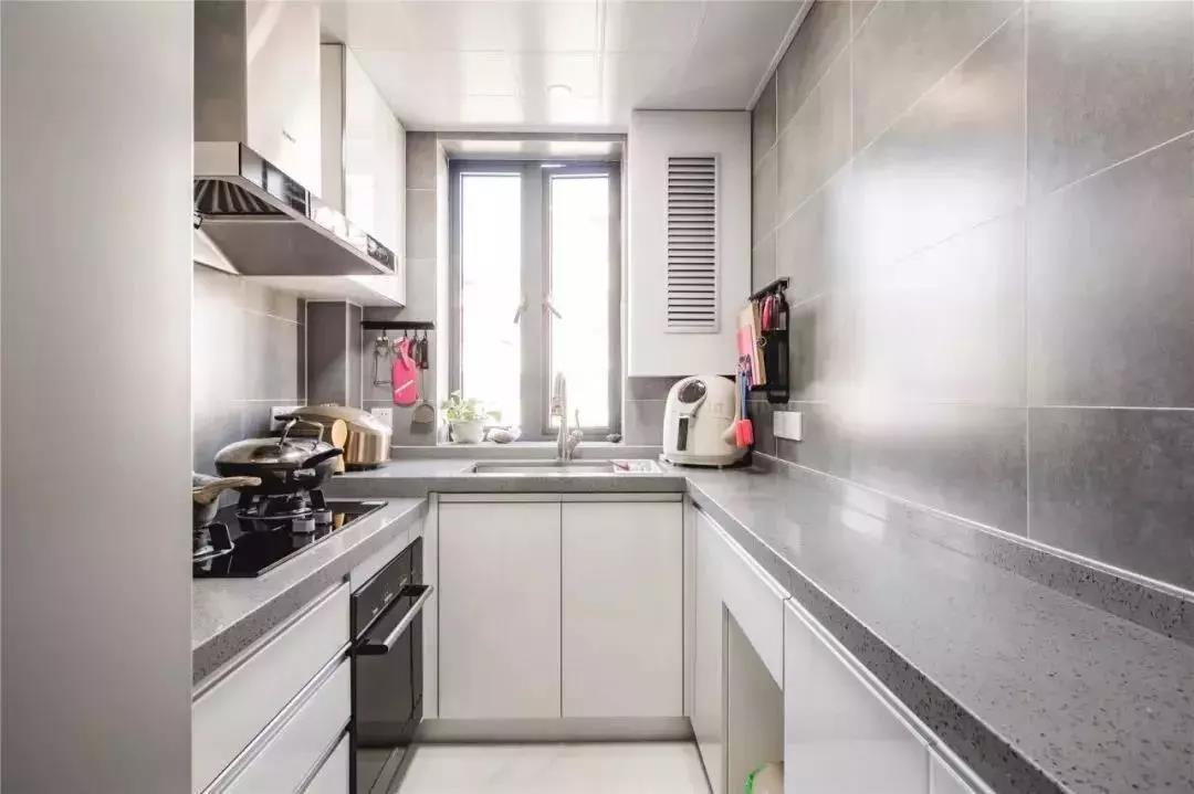 浅灰色厨房高低台橱柜设计效果图