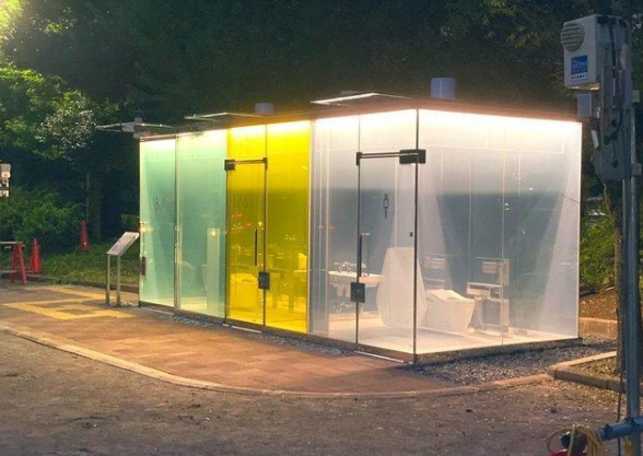 东京涩谷公园“透明厕所”创意