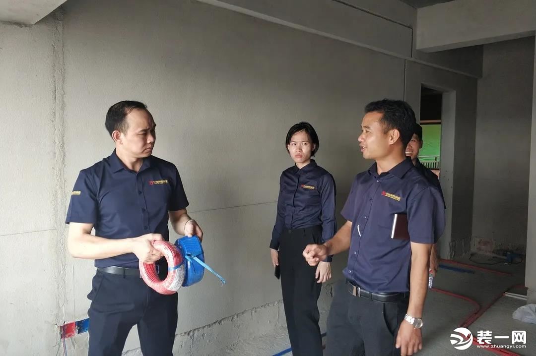 南宁中庭装饰管理中心工地巡检，坚持便是风雨无阻