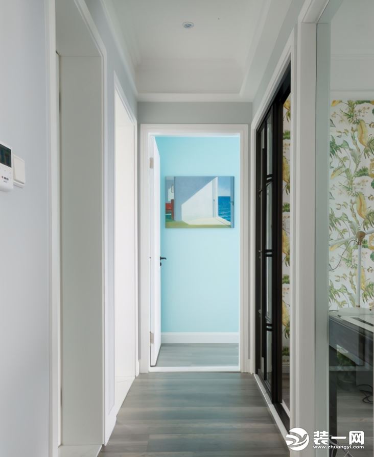122平现代优雅空间，蓝色墙面活泼氛围，绿植图案造型墙太抢眼