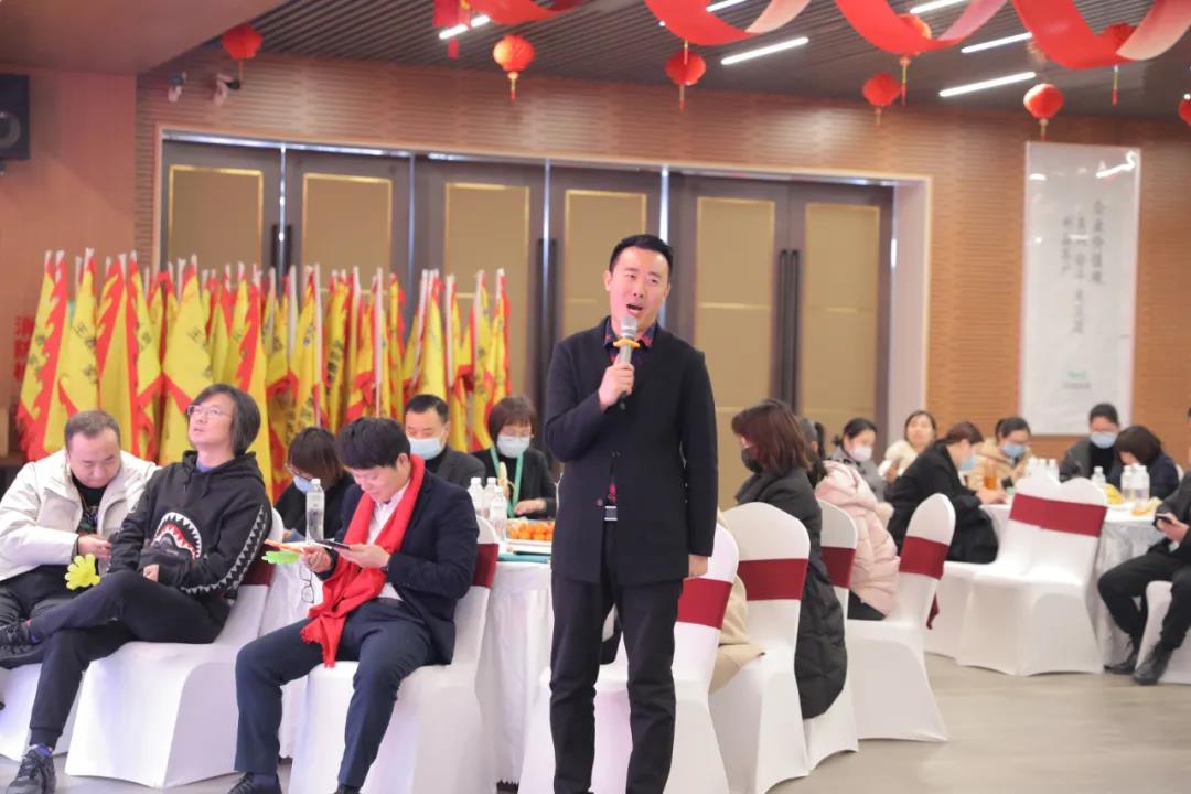 圣都家居装饰有限公司副总经理、杭州大区总经理王玉伟开启红包雨
