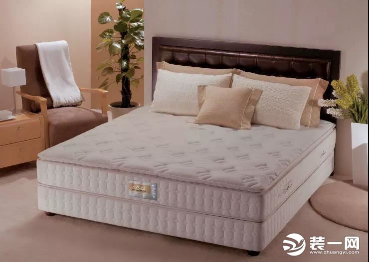 无床卧室设计 加厚床垫效果图