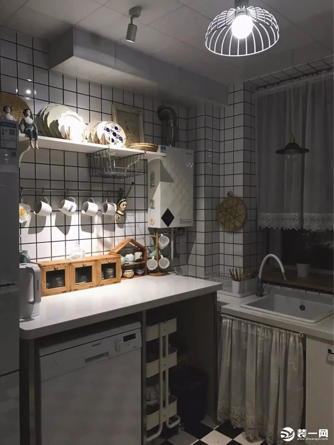 厨房橱柜底部留白设计效果图
