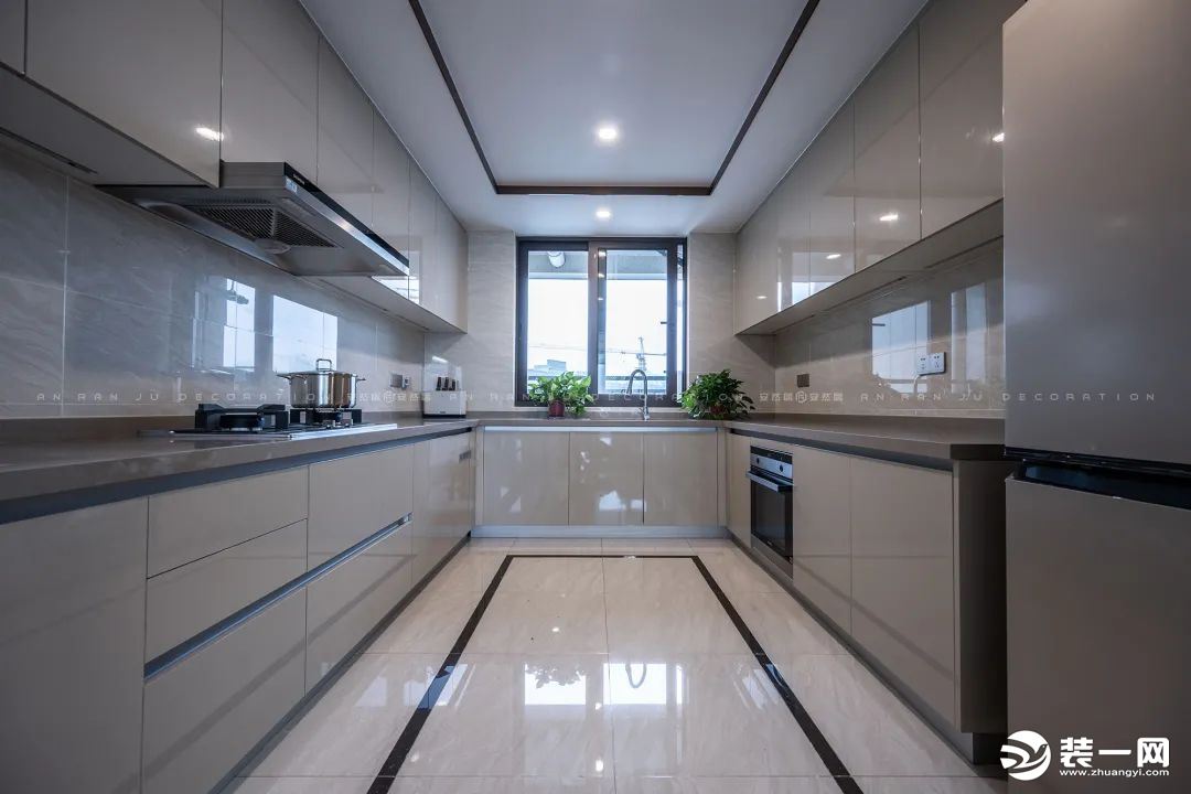 现代风格搭配高级灰设计厨房效果图