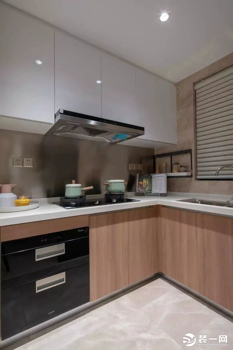 三居室现代简约厨房装修效果图