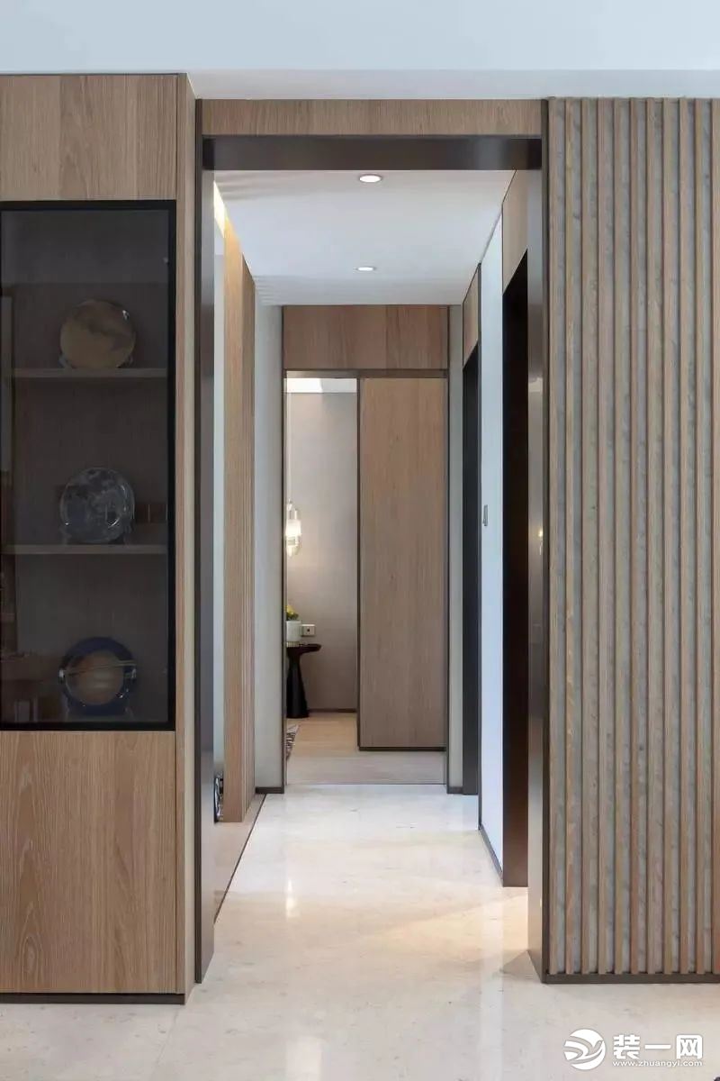 三居室现代简约走廊装修效果图