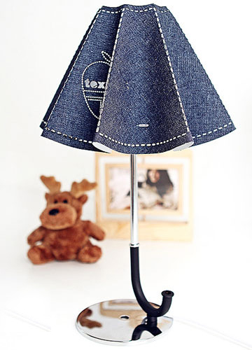 利用仿牛仔布的面料设计而成的雨伞灯上，还印有一个大大的苹果LOGO。作为上个世纪红极一时的牛仔品牌，是否牵起了你的怀旧情节。