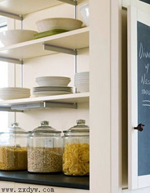 厨房的门板，或是厨柜的柜门上安装一块黑板作为留言区，用来记录每天的家事安排情况等信息，有利于增进家人间的各种交流，也让生活充满情趣。