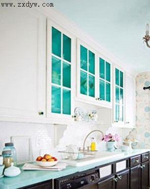 搭配不同色调的上下柜，无论是相近色，还是对比色的色彩混搭，都可以让厨房空间变得立体起来，丰富的层次感也更加突出。
