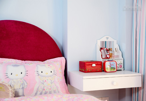 卧室的空间也同样以Hello Kitty为主题，抱枕上婚纱礼服的Hello Kitty和梳妆台上精致的首饰盒都是结婚时候好朋友特意赠送的，可爱的卡通形象配以粉嫩的空间主色调，不仅使整个居室显得温馨惬意，而且以孩童的思想打造出一个隔绝了尘嚣的梦幻国度。 