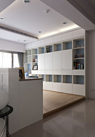 开放式书房地板架高10公分，简单界定空间属性