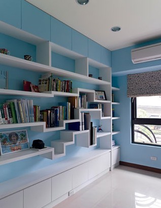 开放式层板书柜，后方以天蓝色油漆填满，看来年轻且活波