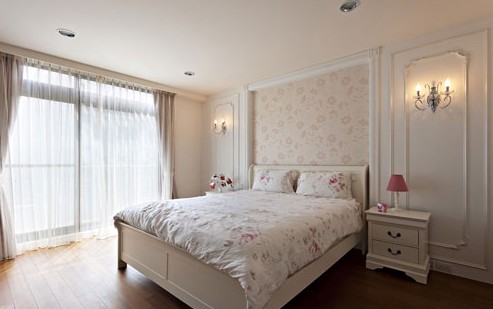 白色基调的空间搭配使用暖色壁纸，以及精选的壁灯装饰。