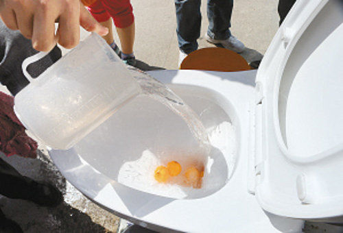现场验证能省水90%的一升水能冲净的马桶