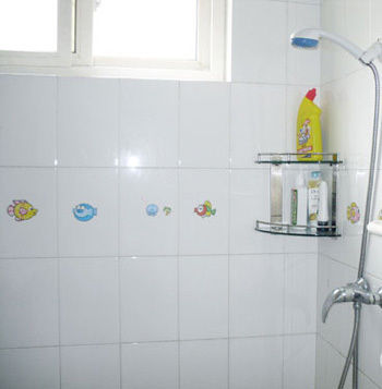 墙上的水印画能改善卫生间的单调