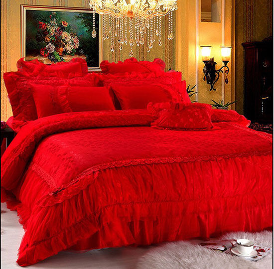 婚房中鲜艳的红色床品寓意小两口炽热的爱情。