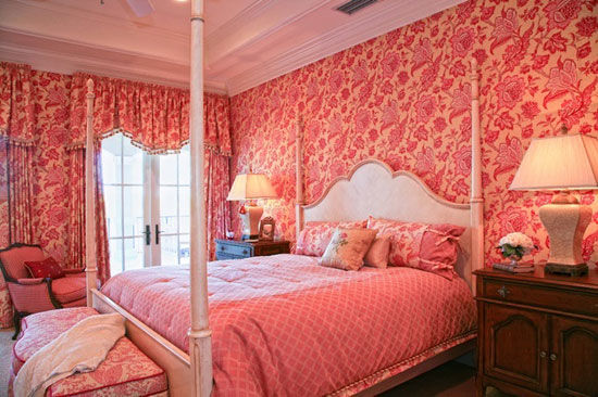 满眼粉红的婚房，浪漫温馨。