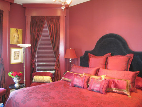 紫色的运用使这款婚房有一种神秘的气息。