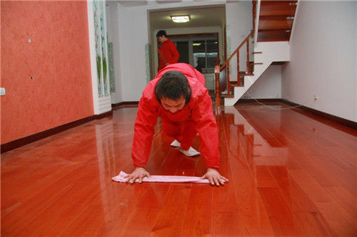 用抹布结合清洁剂对地板进行清洁