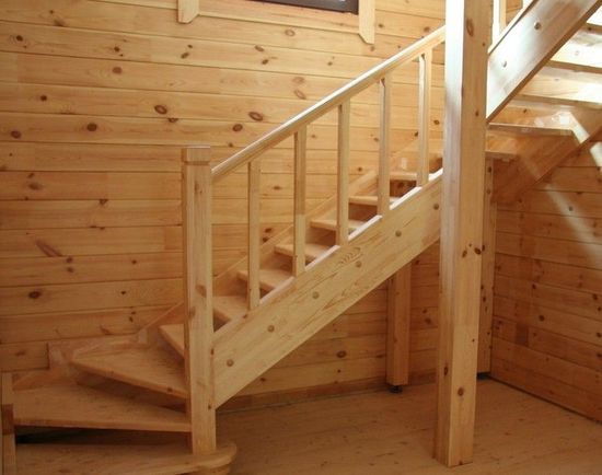 温润、质朴的实木楼梯可以瞬间提升家装品味。