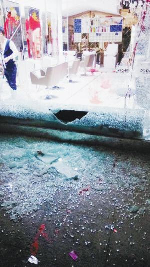 美发店玻璃全被砸毁，碎玻璃满地