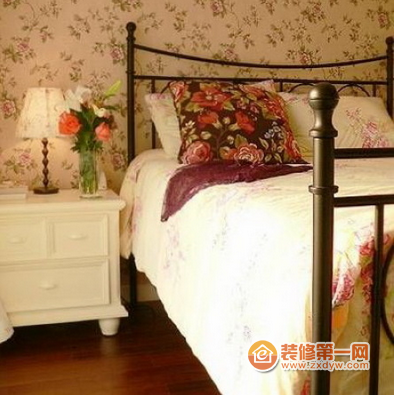 粉色的碎花壁纸和粉色的床品让人很有愉悦感