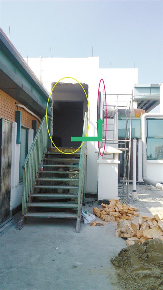 电梯设备房入口将被移到箭头所指的脚手架位置。